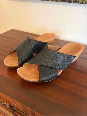 Vionic Leticia Black Leather Crisscross Slide Sandals. Size 9. Only Worn Once!